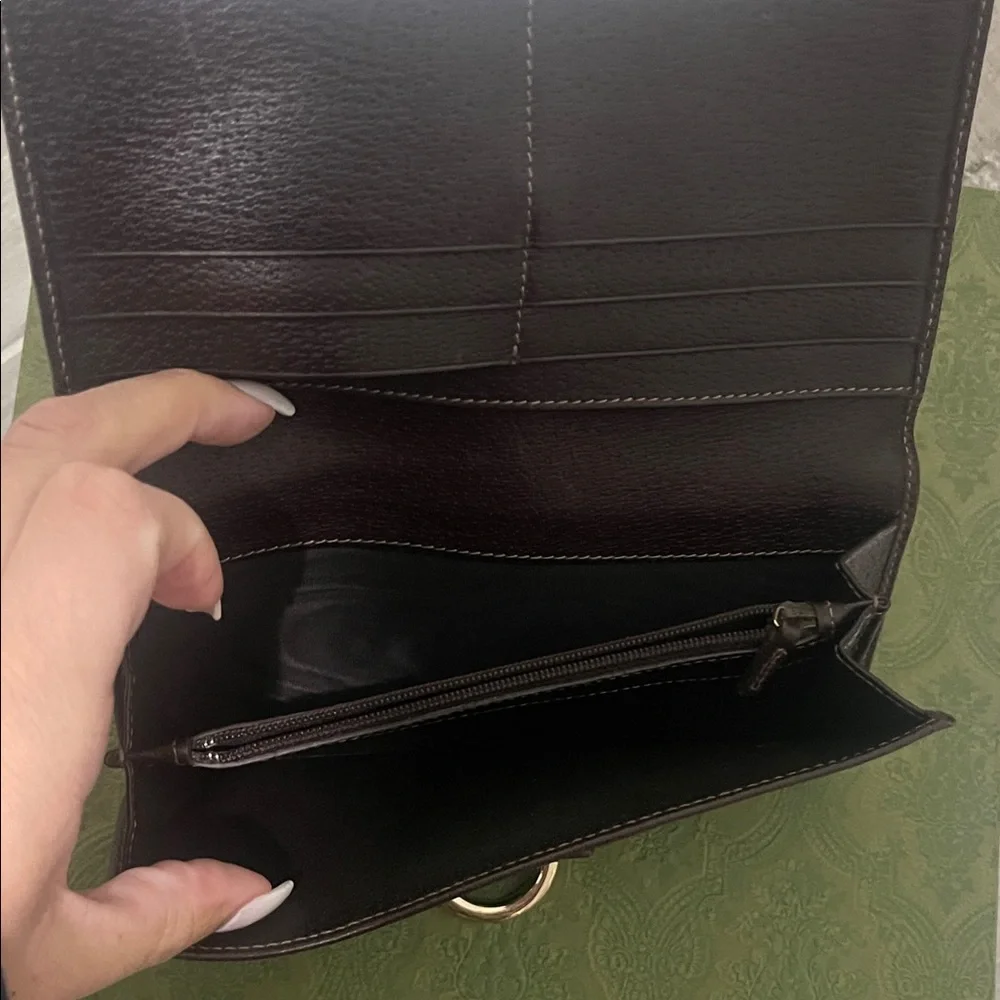 Gucci wallet iconic